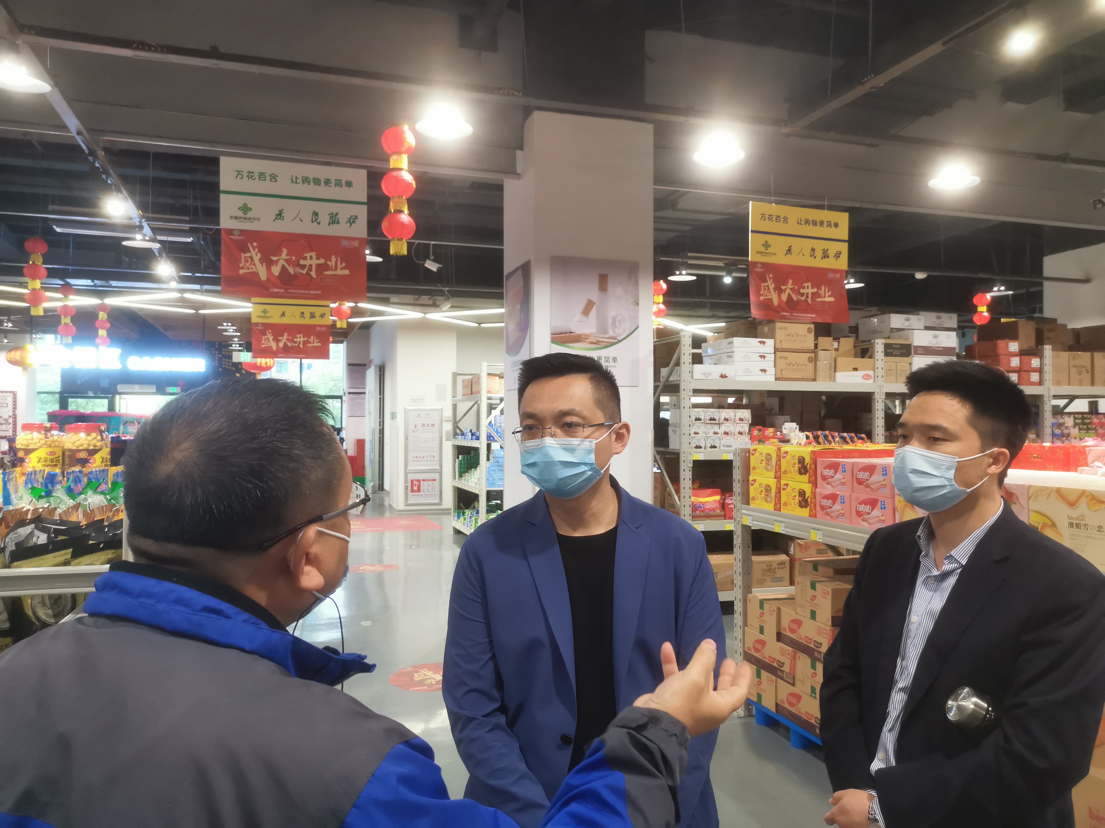公司董事長(zhǎng)吳同忭檢查指導(dǎo)萬(wàn)花百合倉(cāng)儲(chǔ)超市防疫保供工作